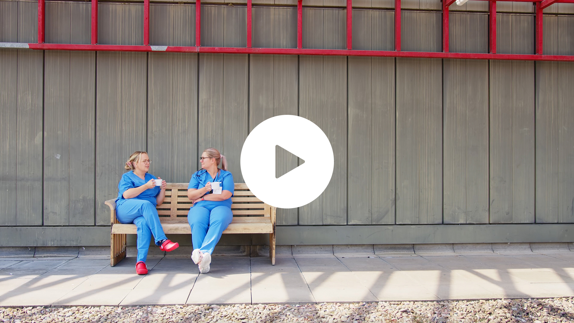 Videobild mit Playbutton zum Interview des Teams der Anästhesie